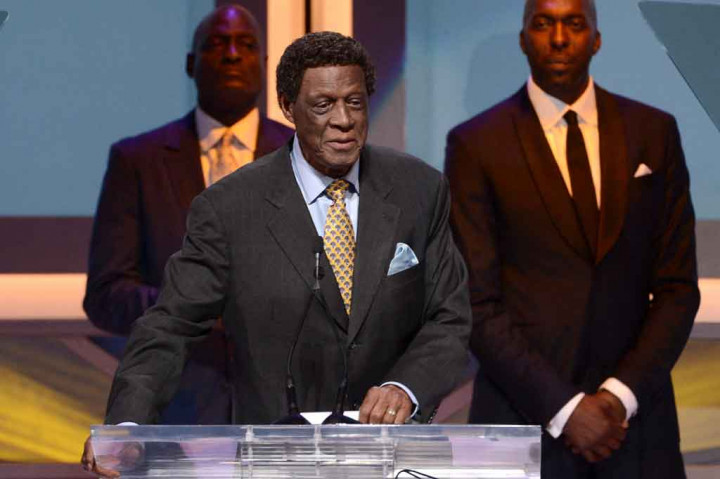 Legenda pebolabasket Los Angeles Lakers Elgin Baylor, yang secara luas dianggap sebagai salah satu pemain terhebat yang tidak pernah memenangkan kejuaraan setelah bermain dan kalah dalam delapan Final NBA, meninggal dunia pada Senin, 22 Maret 2021 waktu setempat. Baylor meninggal di usia 86 tahun.