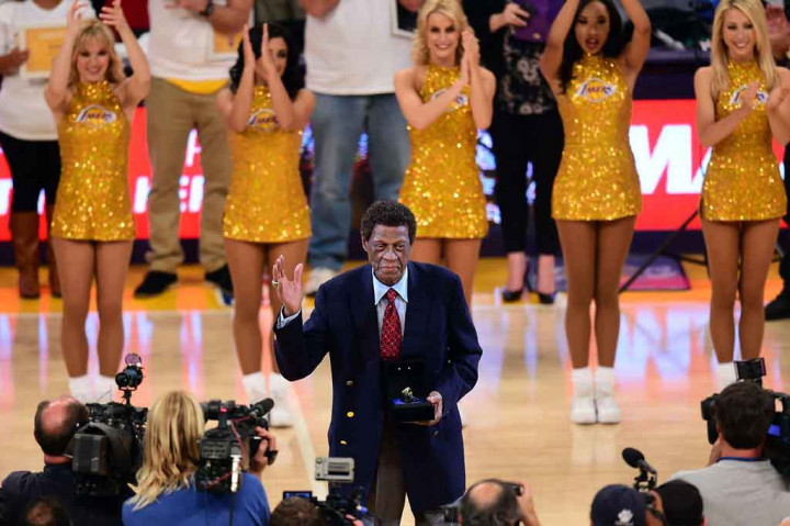 Lakers menyatakan, Baylor meninggal dengan damai dikelilingi oleh istrinya Elaine dan putrinya Krystal.
 