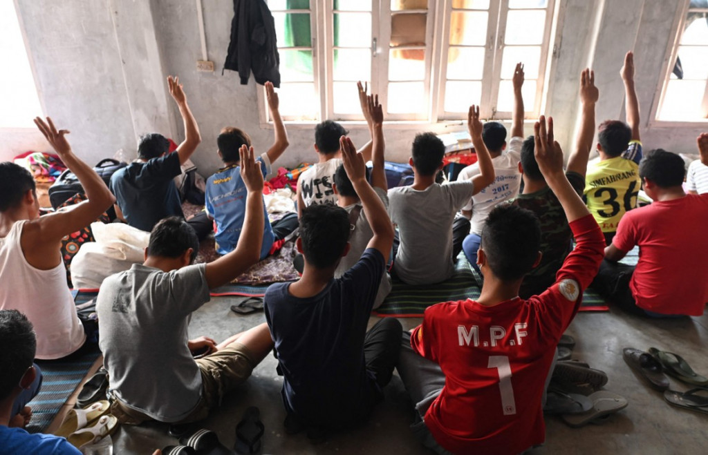 Puluhan polisi Myanmar melarikan diri ke negara bagian Mizoram di timur laut India karena menolak perintah menembak dan menyiksa demonstran. Penduduk desa di Mizoram telah memberikan perlindungan kepada 34 personel polisi dan satu petugas pemadam kebakaran yang menyeberang ke India selama dua minggu terakhir.