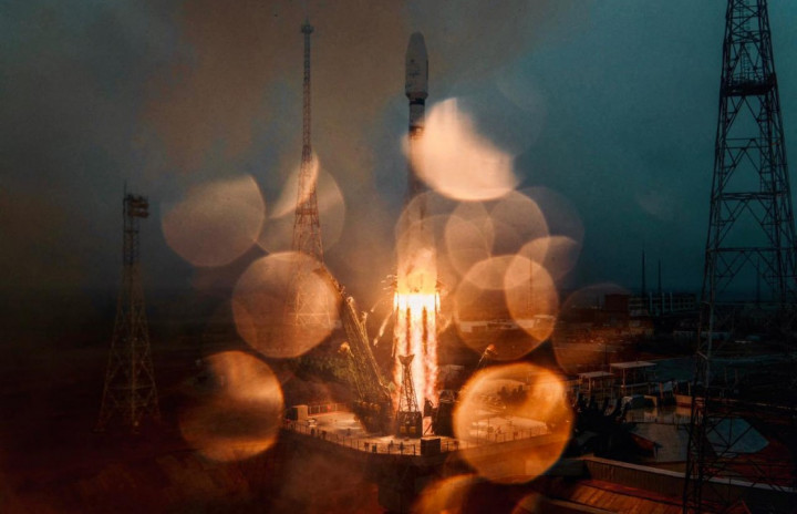 Sebuah roket Soyuz buatan Rusia diluncurkan dari kosmodrom Baikonur di Kazakhstan. Roket Rusia ini membawa 38 satelit asing ke orbit di luar angkasa.