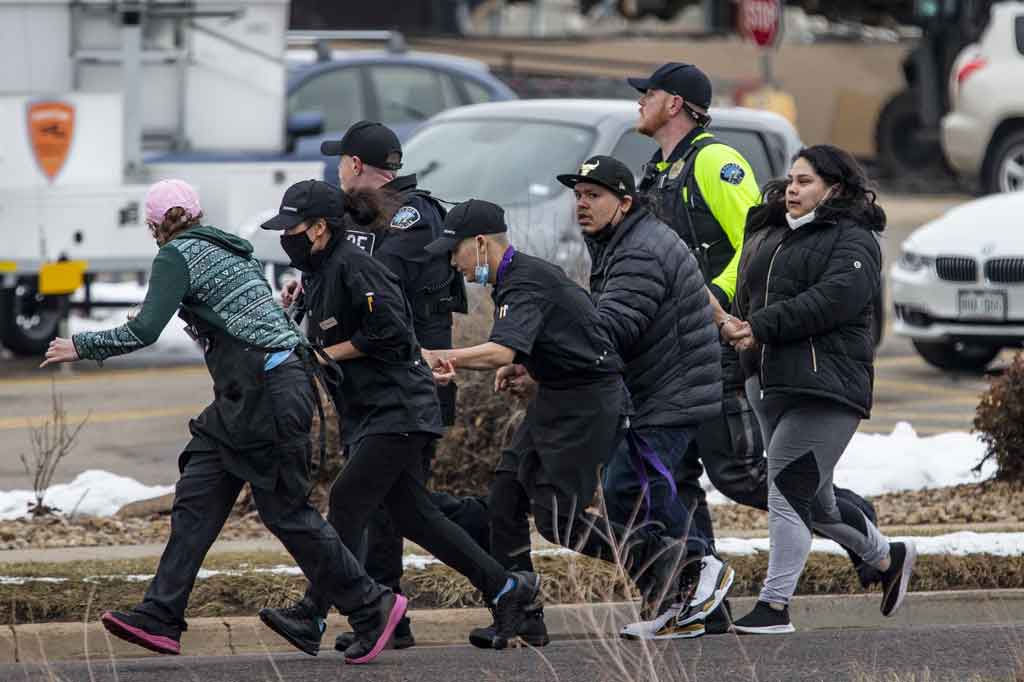 Para pembeli dievakuasi dari toko kelontong King Soopers setelah seorang pria bersenjata melepaskan tembakan membabi-buta di Boulder, colorado, AS, Senin, 22 Maret 2021 waktu setempat.