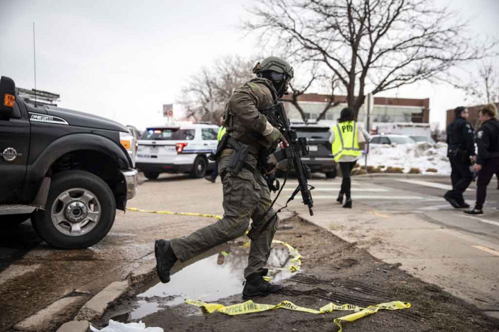 Seorang pria melepaskan tembakan membabi-buta di sebuah toko kelotong di Colorado, Amerika Serikat, Senin, 22 Maret 2021 waktu setempat. Beberapa orang meninggal dunia akibat peristiwa tersebut.