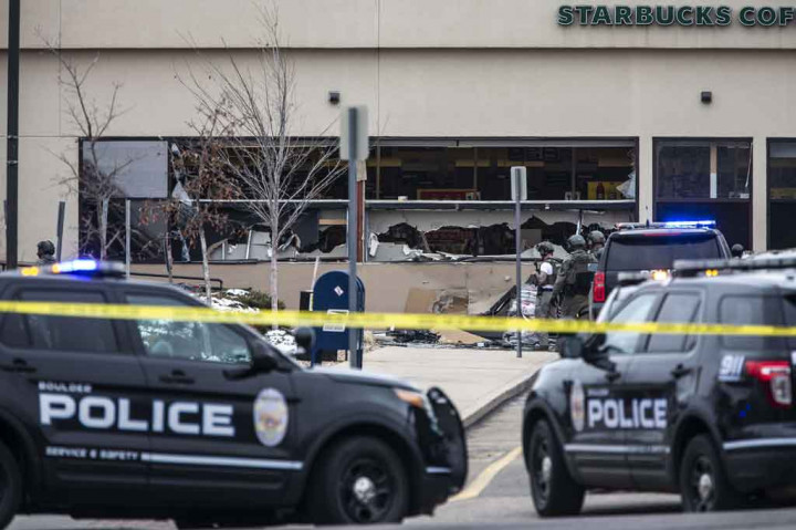 Beberapa laporan media AS mengutip sumber penegakan hukum anonim mengatakan setidaknya enam orang tewas dalam penembakan itu. 