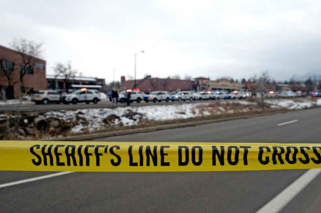 Saksi mata di dalam supermarket pada saat penembakan mengatakan mereka mendengar beberapa tembakan sebelum menyelamatkan diri melalui pintu belakang. 