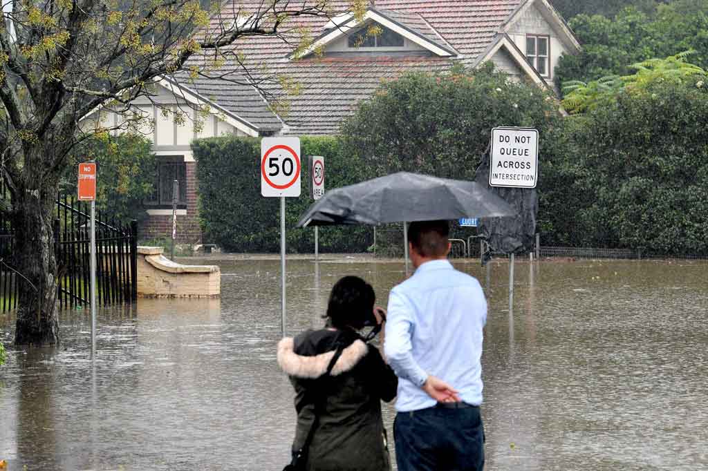 Pihak berwenang memperkirakan cuaca buruk akan berlanjut hingga Rabu, 24 Maret 2021. Banjir itu menghancurkan rumah-rumah, menyapu kendaraan dan hewan ternak, serta merendam jalan, jembatan, rumah, dan peternakan. Layanan darurat NSW melaporkan, hampir 2.000 orang telah dievakuasi dari daerah dataran rendah.