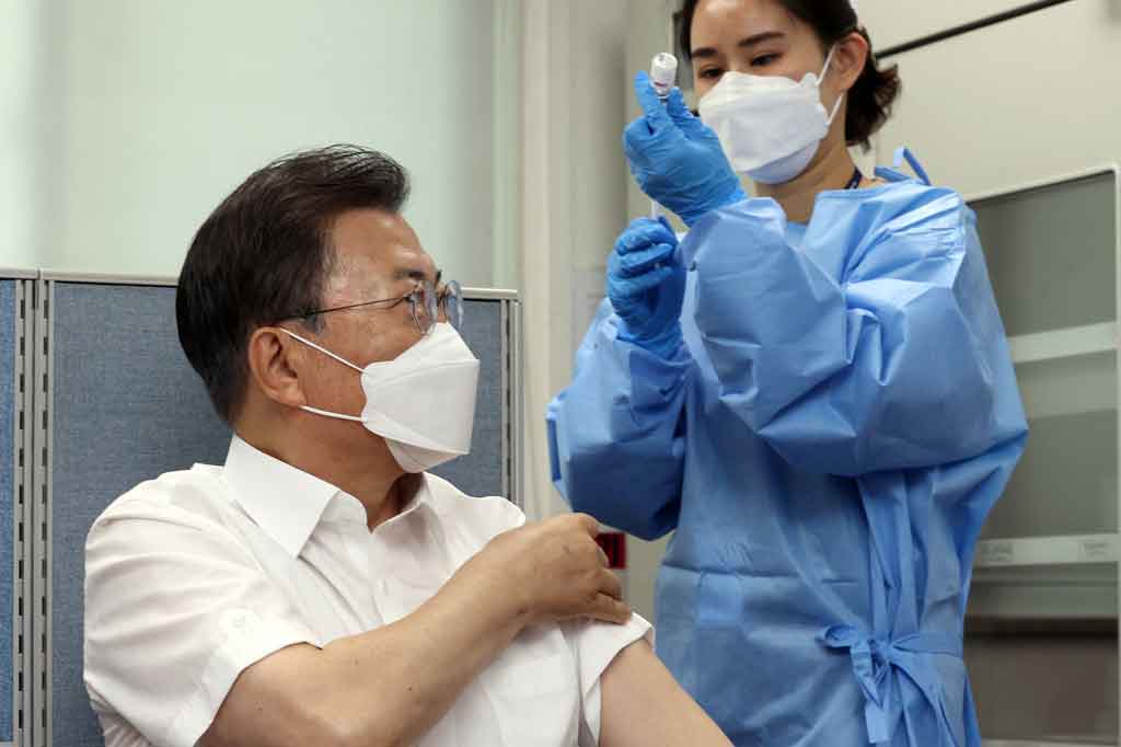 Presiden Korea Selatan Moon Jae-in menerima vaksin virus korona AstraZeneca pada Selasa, 23 Maret 2021, menjelang perjalanan ke luar negeri.