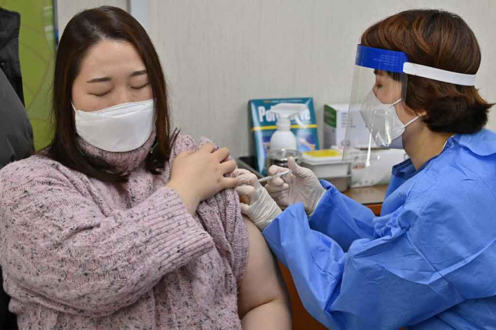 Menurut Badan Pengendalian dan Pencegahan Penyakit Korea Selatan (KDCA), sekitar 680 ribu petugas perawatan kesehatan berisiko tinggi dan orang yang sakit kritis telah divaksin sejak gerakan itu dimulai pada akhir Februari.