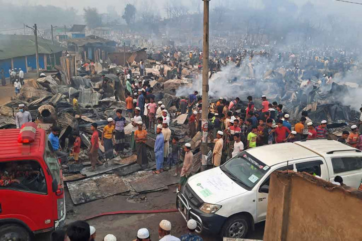 Warga melihat kamp pengungsi Rohingya yang ludes terbakar di Ukhia, Cox Bazar, Bangladesh, Selasa, 23 Maret 2021.