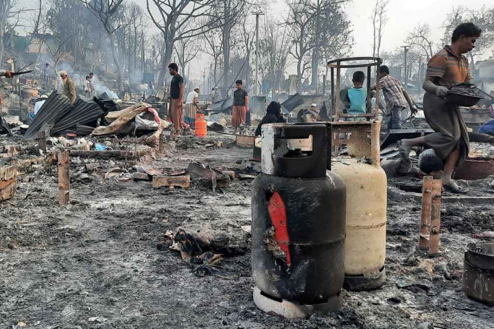 Kebakaran besar yang melanda kamp pengungsi Rohingya di Bangladesh dan telah memaksa setidaknya 50.000 orang mengungsi, serta mengakibatkan tujuh orang dikhawatirkan tewas.  Ini adalah kebakaran ketiga yang menghantam kamp dalam empat hari.