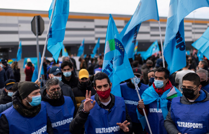 Serikat buruh FILT-CGIL, FIT-CISL, dan Uiltrasporti mengatakan pemogokan itu merupakan mogok nasional pertama yang mempengaruhi seluruh operasi logistik Amazon di Italia. Selain di Italia, pemogokan juga terjadi di Eropa dan AS.