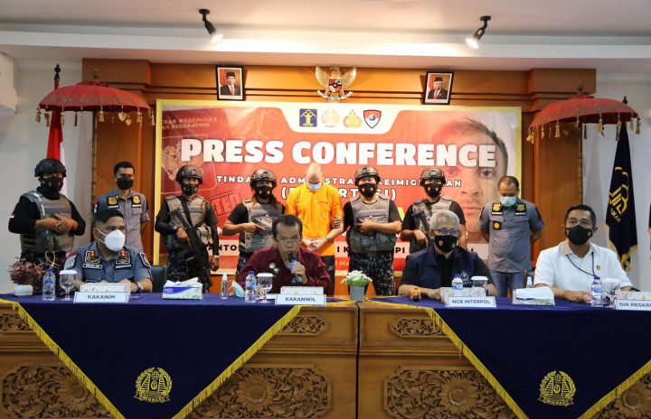 Buronan Interpol Rusia bernama Andrey Kovalenka alias Andrew Ayer yang sebelumnya telah menjalani hukuman satu tahun enam bulan penjara di Lapas Kelas IIA Kerobokan perkara narkotika, dideportasi dari Bali menuju negaranya, Rusia.
