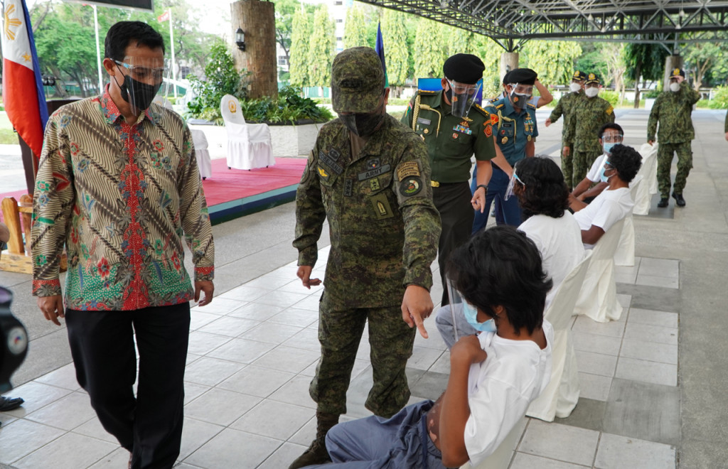 Sebanyak empat WNI eks sandera Abu Sayyaf diserahkan ke Pemerintah Indonesia.