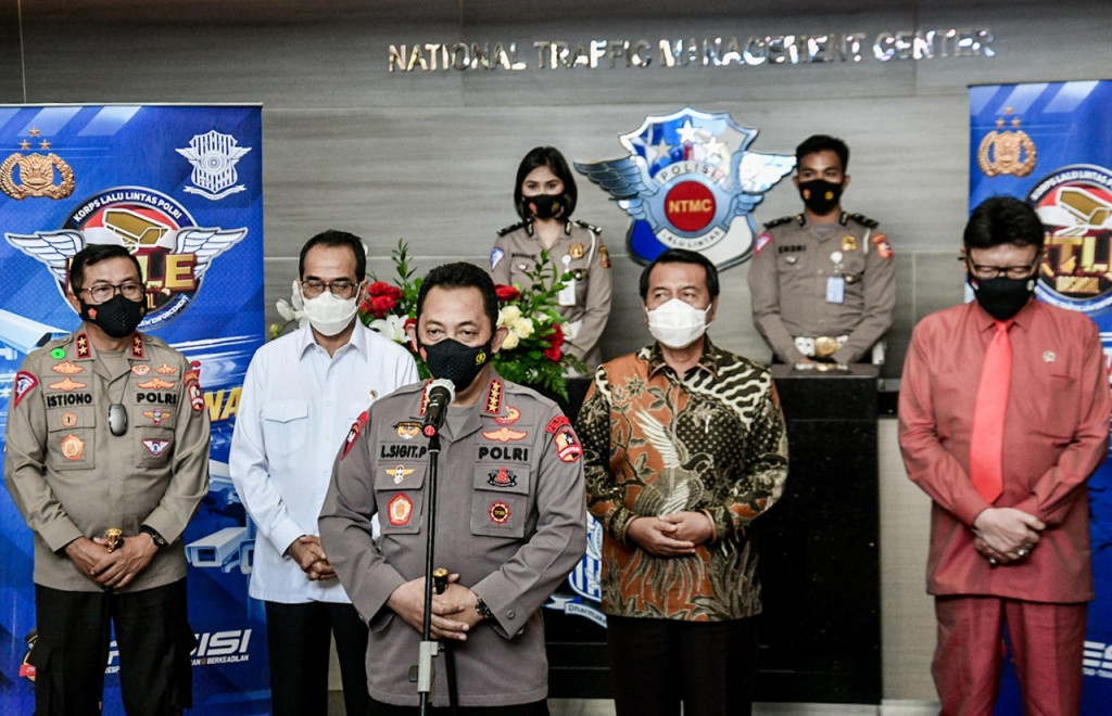 Kapolri Jendral Pol Listyo Sigit Prabowo (tengah) didampingi Kakorlantas Polri Irjen Pol Istiono (kiri), Menteri Perhubungan Budi Karya Sumadi (kedua kiri), Ketua Mahkamah Agung Muhammad Syarifuddin (kedua kanan), dan Menteri Pendayagunaan Aparatur Negara dan Reformasi Birokrasi Tjahjo Kumolo (kanan) memberikan keterangan kepada wartawan usai meresmikan tilang elektronik atau Electronic Traffic Law Enforcement (ETLE) di Gedung National Traffic Managemen Center (NTMC) Polri, Jakarta.