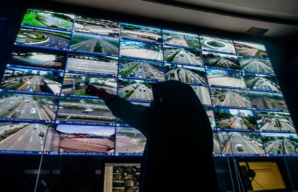 Program ETLE resmi diberlakukan secara nasional pada Selasa, 23 Maret 2021. Di tahap pertama ini, sebanyak 12 Kepolisian Daerah di seluruh Indonesia secara serentak meluncurkan tilang dengan menggunakan bantuan kamera pengawas tersebut.