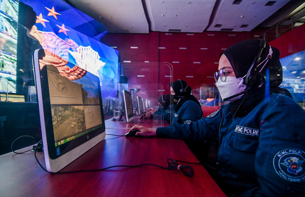 
Petugas memantau kamera pengawas tilang elektronik atau Electronic Traffic Law Enforcement (ETLE) melalui layar monitor di Gedung National Traffic Management Center (NTMC) Polri, Jakarta.