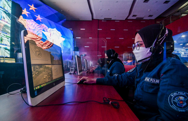 
Petugas memantau kamera pengawas tilang elektronik atau Electronic Traffic Law Enforcement (ETLE) melalui layar monitor di Gedung National Traffic Management Center (NTMC) Polri, Jakarta.