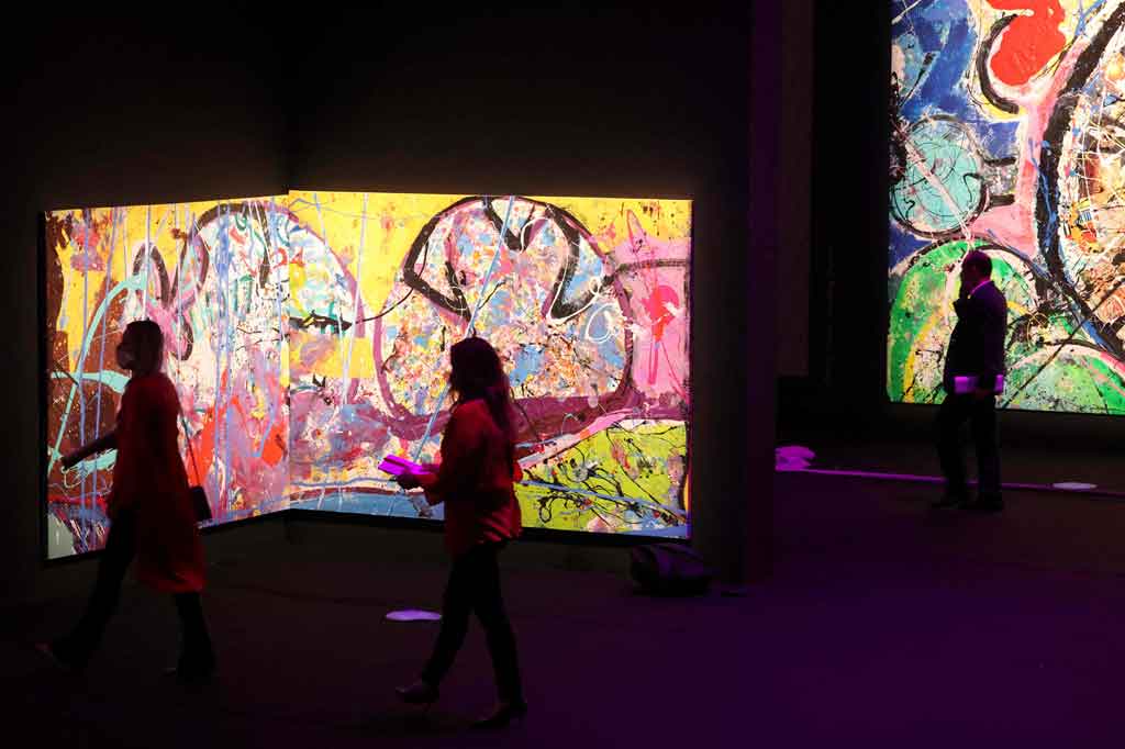 Pengunjung melihat pameran lukisan yang diri dari potongan-potongan lukisan karya seniman kontemporer Inggris Sacha Jafri yang berbasis di Dubai berjudul 'The Journey of Humanity', di kota Dubai, Emirat, pada 25 Februari 2021.