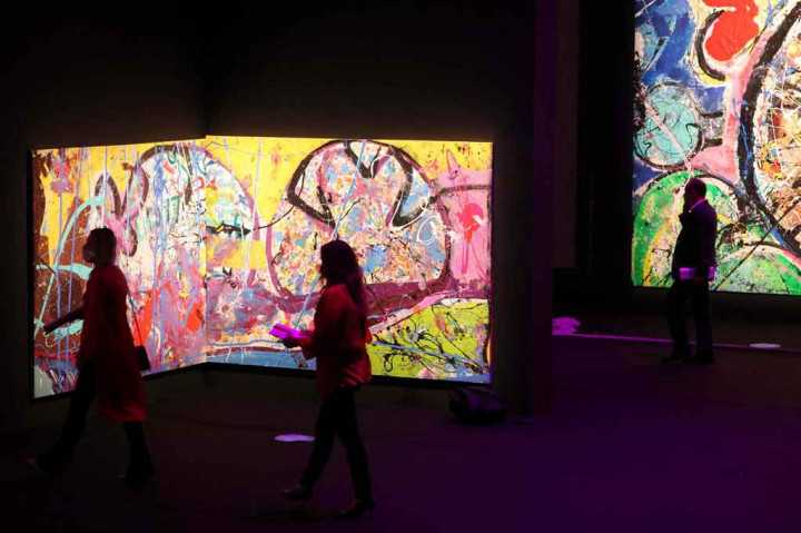 Pengunjung melihat pameran lukisan yang diri dari potongan-potongan lukisan karya seniman kontemporer Inggris Sacha Jafri yang berbasis di Dubai berjudul 'The Journey of Humanity', di kota Dubai, Emirat, pada 25 Februari 2021.