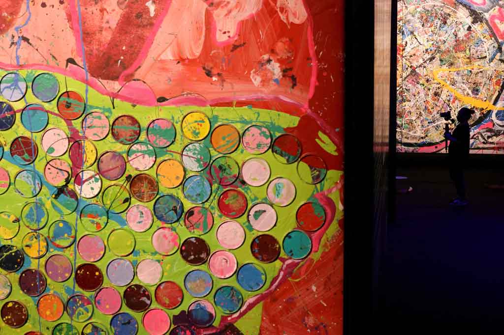 Andre Abdoune, seorang warga negara Prancis yang tinggal di Dubai - salah satu dari tujuh emirat yang membentuk UEA - membeli semua 70 segmen pada hari Senin di sebuah lelang di Atlantis The Palm, Dubai.