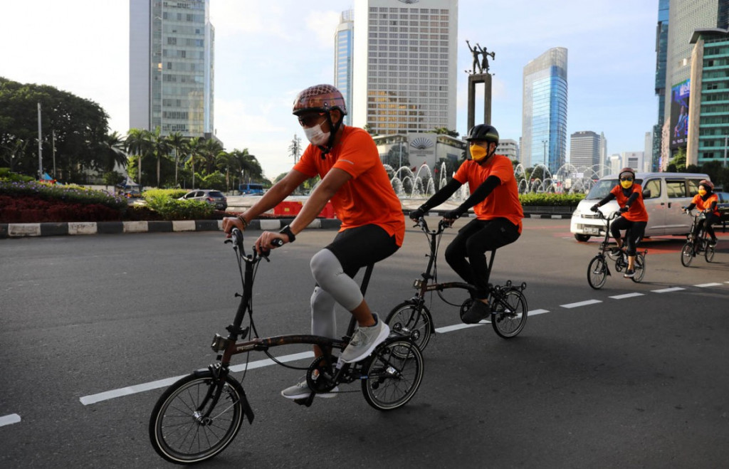 Menparekraf Sandiaga Uno berangkat ke kantor dengan menggunakan sepeda, Selasa, 23 Maret 2021. Sandiaga gowes dalam rangka peluncuran Sepeda Nusantara.