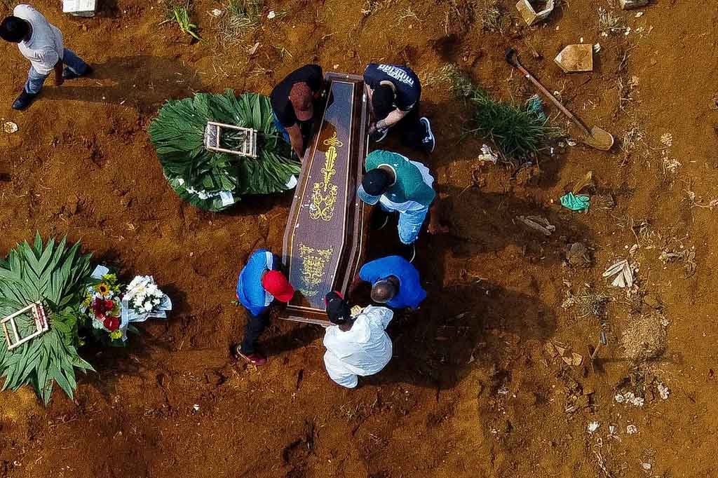 Jumlah kematian harian covid-19 Brasil melonjak melewati 3.000 untuk pertama kalinya pada hari Selasa. Brasil tengah berjuang untuk menahan lonjakan kasus virus korona yang telah mendorong banyak rumah sakit ke titik puncak.