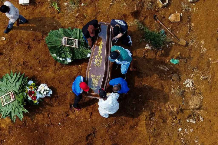Jumlah kematian harian covid-19 Brasil melonjak melewati 3.000 untuk pertama kalinya pada hari Selasa. Brasil tengah berjuang untuk menahan lonjakan kasus virus korona yang telah mendorong banyak rumah sakit ke titik puncak.