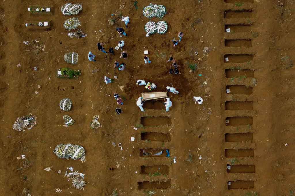 Kementerian Kesehatan mencatat rekor kematian 3.251 dalam 24 jam terakhir, menjadikan jumlah kematian keseluruhan Brasil hampir 299 ribu, nomor dua di dunia setelah Amerika Serikat.