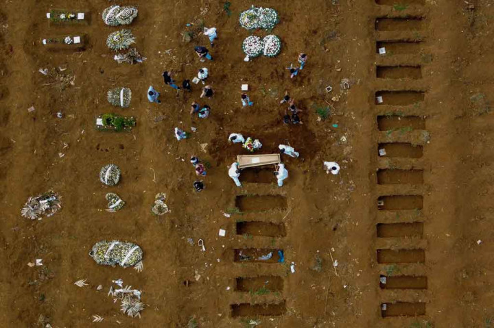 Kementerian Kesehatan mencatat rekor kematian 3.251 dalam 24 jam terakhir, menjadikan jumlah kematian keseluruhan Brasil hampir 299 ribu, nomor dua di dunia setelah Amerika Serikat.