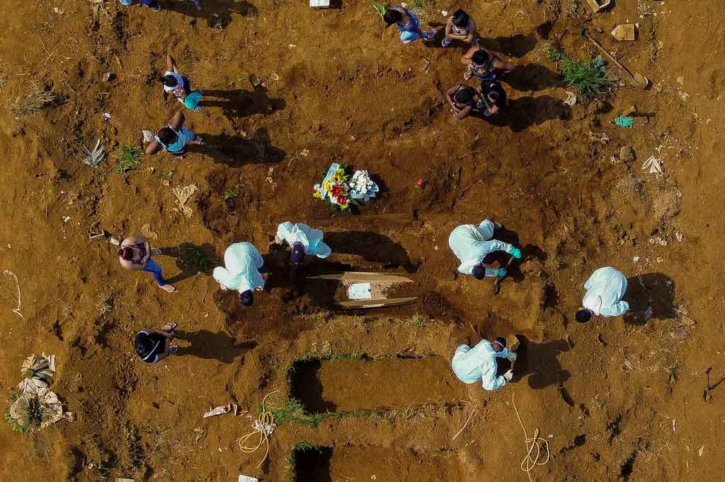 Tonggak sejarah suram terbaru datang pada hari yang sama ketika Presiden Jair Bolsonaro melantik menteri kesehatan keempat saat pandemi, sekaligus menghadapi tekanan untuk mengubah taktik setelah meremehkan virus korona dan mengabaikan nasihat ahli untuk menahannya.