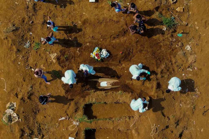 Tonggak sejarah suram terbaru datang pada hari yang sama ketika Presiden Jair Bolsonaro melantik menteri kesehatan keempat saat pandemi, sekaligus menghadapi tekanan untuk mengubah taktik setelah meremehkan virus korona dan mengabaikan nasihat ahli untuk menahannya.