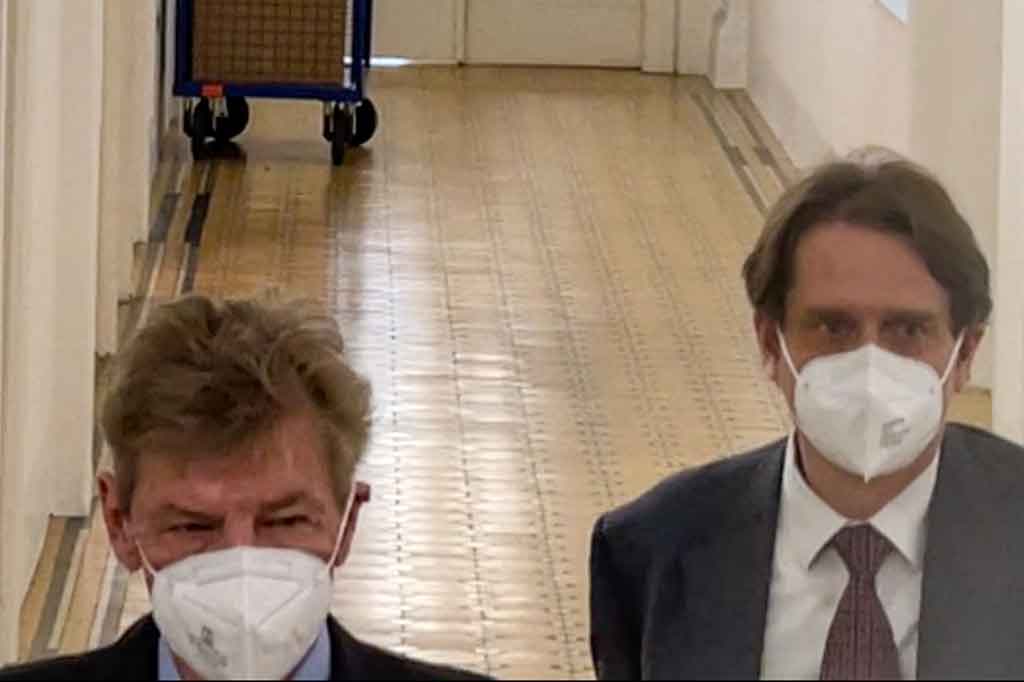 Pangeran Hanover, Ernst August, suami dari Caroline dari Monako, divonis hukuman percobaan penjara selama sepuluh bulan di Austria pada hari Selasa, 23 Maret 2021 waktu setempat. Hukuman tersebut dijatuhkan karena Ernst melakukan kekerasan terhadap seorang petugas polisi dan mengancam karyawan.