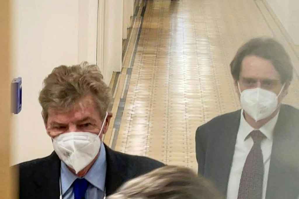 Pangeran Ernst August dari Hanover (kiri) tiba di pengadilan di Wels, Austria, untuk menjalani sidang vonis pada Selasa, 23 Maret 2021.