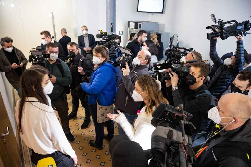 Ernst menghadapi hukuman tiga tahun penjara dalam persidangan akibat terlibat dalam berbagai peristiwa pada musim panas 2020, kata hakim Gerlinde Hellebrand. Dia telah meminta maaf pada awal sesi pengadilan tetapi memutuskan untuk mengaku tidak bersalah.