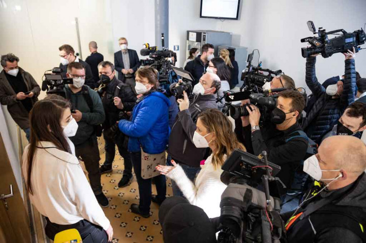 Ernst menghadapi hukuman tiga tahun penjara dalam persidangan akibat terlibat dalam berbagai peristiwa pada musim panas 2020, kata hakim Gerlinde Hellebrand. Dia telah meminta maaf pada awal sesi pengadilan tetapi memutuskan untuk mengaku tidak bersalah.