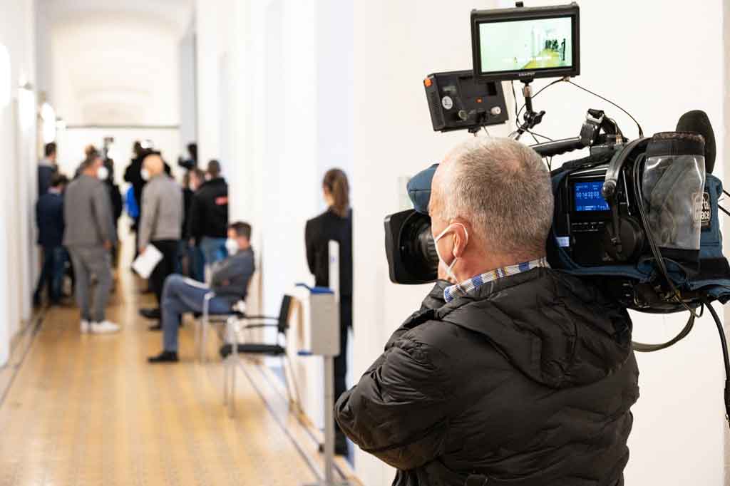 Saat berada di bawah pengaruh alkohol dan obat-obatan, ia dituduh telah melukai seorang petugas di pondok berburu di Gruenau pada pertengahan Juli. Lima hari kemudian, dia mengancam akan memukul seorang polisi wanita dengan tongkat baseball, menurut lembar dakwaan. Dan pada bulan September, pangeran ditangkap dengan tuduhan mengancam karyawan. 