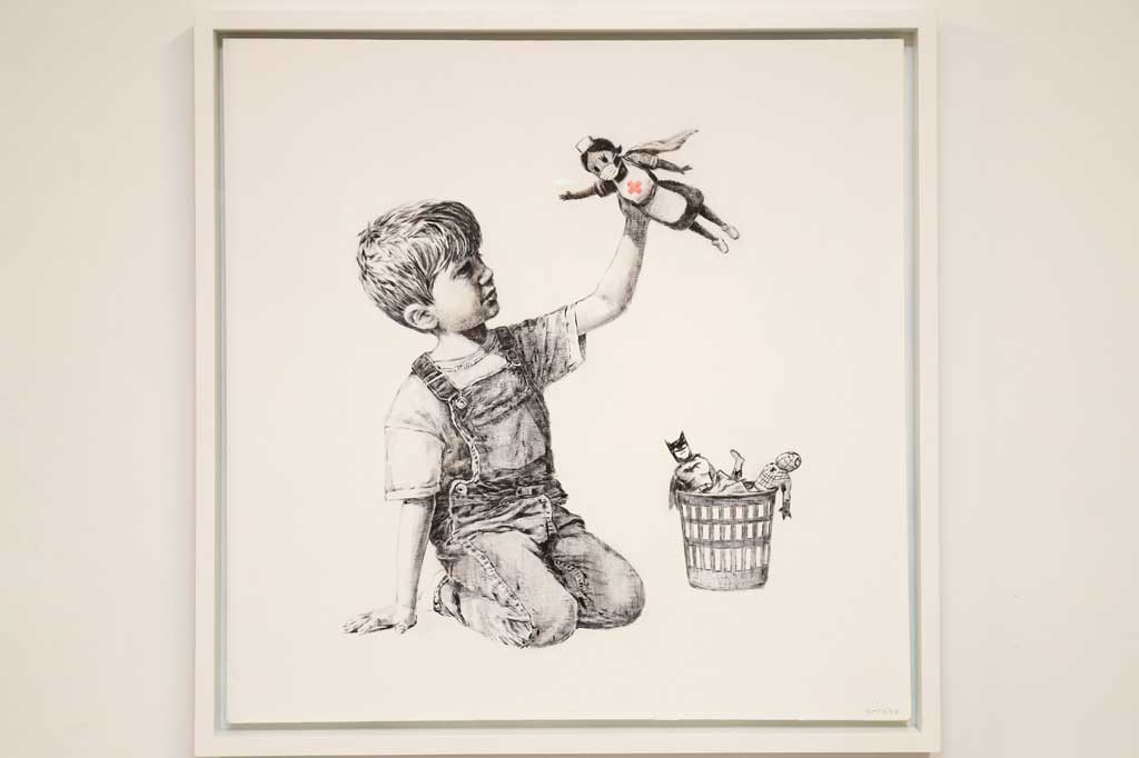 Sebuah lukisan karya seniman jalanan Inggris Banksy terjual dengan rekor 16,75 juta Euro (USD23,1 juta, Rp332 miliar) pada Selasa, 23 Maret 2021. Hasil penjualan tersebut akan diberikan kepada staf layanan kesehatan Inggris.