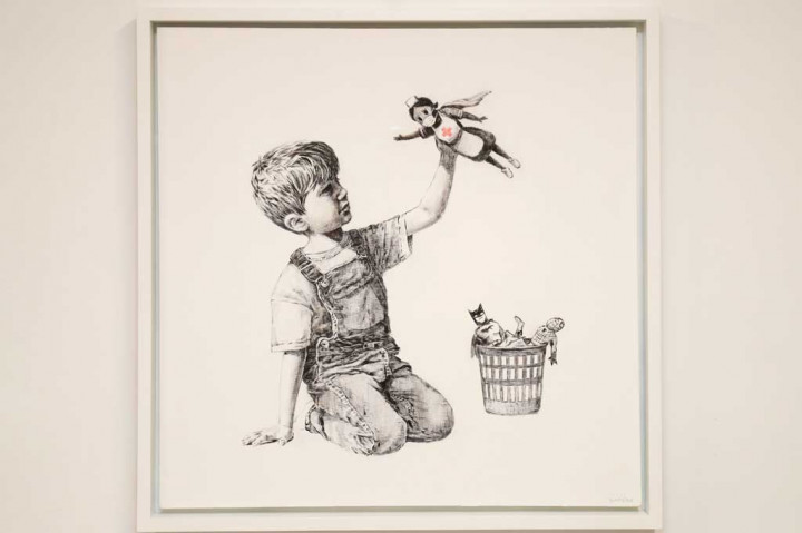 Sebuah lukisan karya seniman jalanan Inggris Banksy terjual dengan rekor 16,75 juta Euro (USD23,1 juta, Rp332 miliar) pada Selasa, 23 Maret 2021. Hasil penjualan tersebut akan diberikan kepada staf layanan kesehatan Inggris.