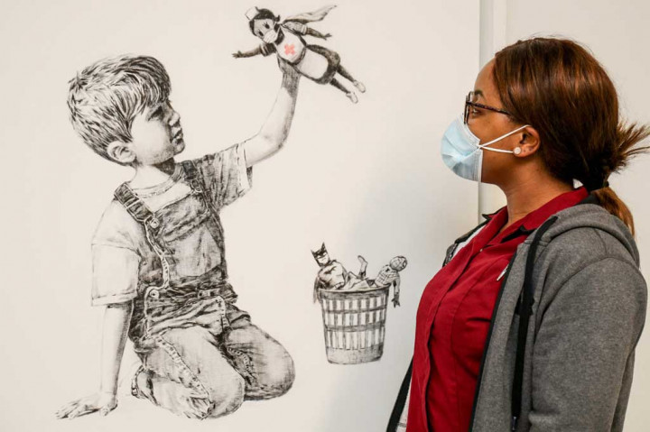 
Lukisan, 'Game Changer', dijual kepada pembeli yang tidak disebutkan namanya seharga £ 14,4 juta plus biaya - tertinggi untuk lukisan Banksy - setelah penawaran sengit di rumah lelang Christie di London.