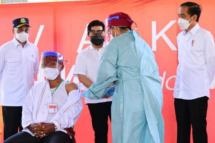 Presiden Jokowi meninjau distribusi vaksin serta pelaksanaan vaksinasi di Kecamatan Kao, Kabupaten Halmahera Utara, Provinsi Maluku Utara, Rabu, 24 Maret 2021. Kecamatan Kao berjarak sekitar 112 kilometer dari Ibu Kota Maluku Utara, Sofifi.