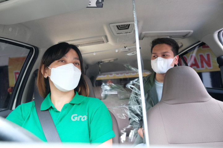 Atribut lengkap Mitra Pengemudi GrabCar Protect, termasuk partisi plastik ditujukan untuk melindungi perjalanan dan menjadi bagian dari inisiatif #KompakSejalan untuk saling menjaga kesehatan dan keamanan Mitra Pengemudi dan pelanggan.
