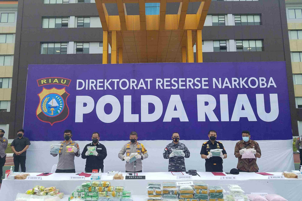 Direktorat Reserse Narkoba Polda Riau san jajaran berhasil menyita 80,42 Kilogram sabu dan 68.636 butir pil ekstasi yang diamankan dari 12 tersangka. Penangkapan sepanjang Maret 2021 itu hasil sinergi bersama TNI Angkatan Laut (AL) Lanal Dumai, dan Kanwil Bea Cukai Riau.
