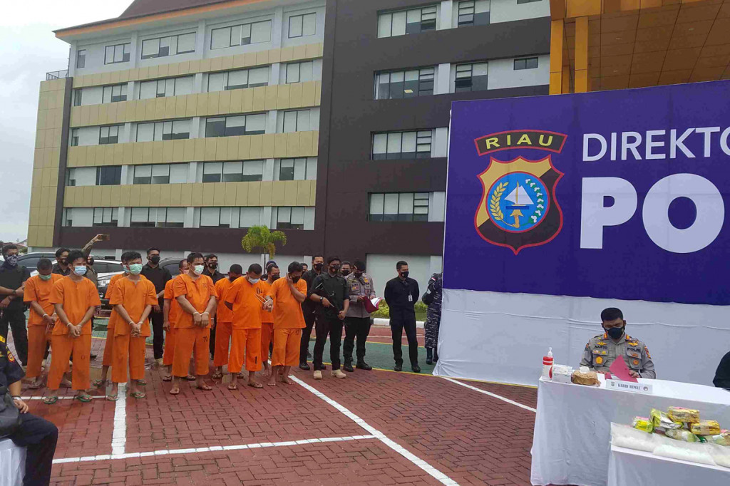 12 tersangka tersebut diketahui berinisial END, FAI, HAD, ERM, SYA, JUM, KHO, RES, DEL, BAM, AHM dan SUN.