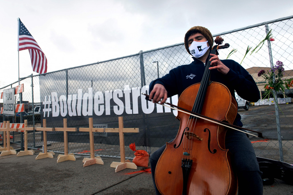 Louis Saxton memainkan cellonya untuk menghormati sepuluh korban penembakan massal di toko kelontong King Soopers di Boulder, Colorado.