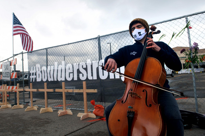 Louis Saxton memainkan cellonya untuk menghormati sepuluh korban penembakan massal di toko kelontong King Soopers di Boulder, Colorado.