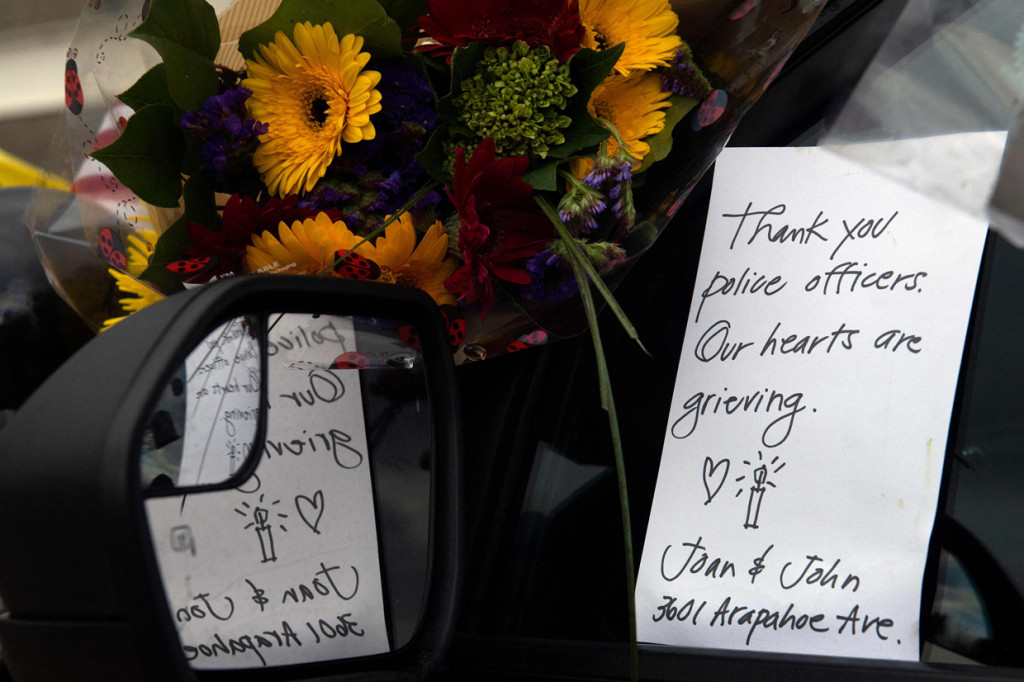 Sebanyak 10 orang tewas dalam sebuah penembakan di supermarket Colorado, termasuk seorang petugas polisi, kata pihak berwenang kota Boulder, Colorado.