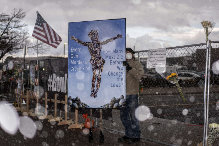 Polisi mengungkap identitas tersangka pelaku penembakan brutal di Colorado, Amerika Serikat. Pria berusia 21 tahun tersebut bernama Ahmad Alissa.