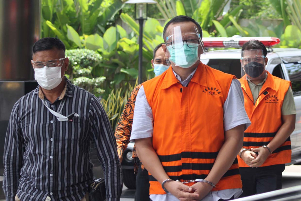 Selain Edhy Prabowo, tim penyidik juga telah merampungkan berkas penyidikan dua Staf Khusus Edhy yakni Safri dan Andreau Pribadi Misanta, sekretaris pribadi Edhy bernama Amiril Mukminin, pengurus PT Aero Citra Kargo (PT ACK) bernama Siswadi, serta staf istri Menteri Kelautan dan Perikanan bernama Ainul Faqih.