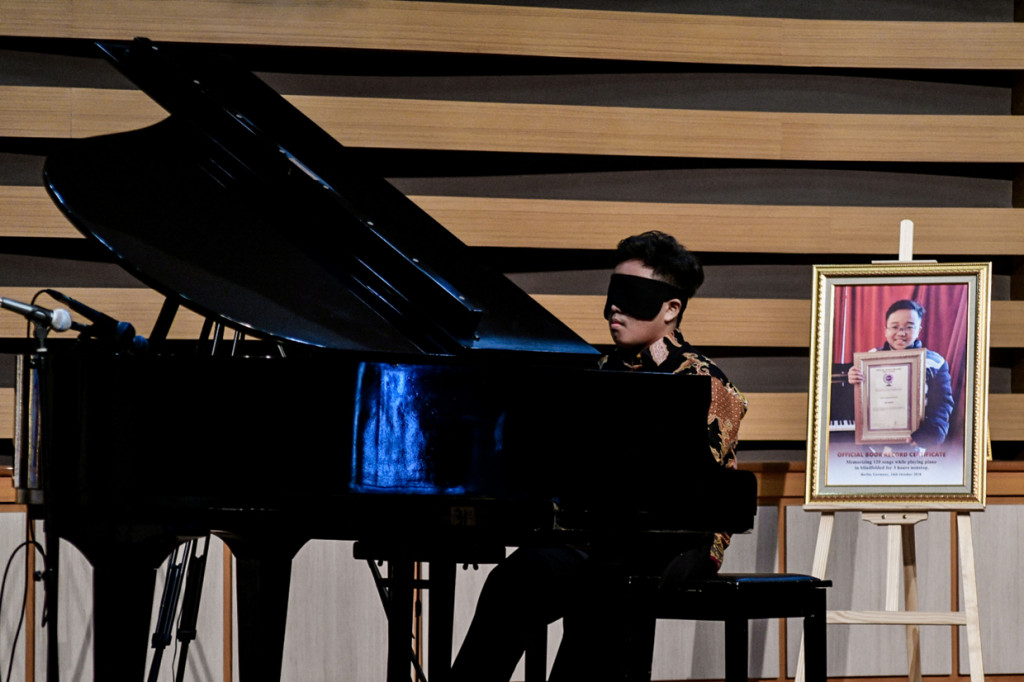 Jefri Setiawan, pianis muda asal Kendal, Jawa Tengah, memecahkan rekor dunia untuk ketiga kalinya. Remaja berusia 15 tahun itu akan memainkan 150 lagu di piano selama lima jam nonstop dengan mata tertutup.