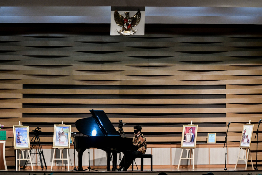 Pria kelahiran Kendal, 2 Maret 2006 itu memecahkan rekor dunia perdananya pada 2018. Kala itu, Jefri memainkan 100 lagu selama tiga jam nonstop dengan mata tertutup di Berlin, Jerman.