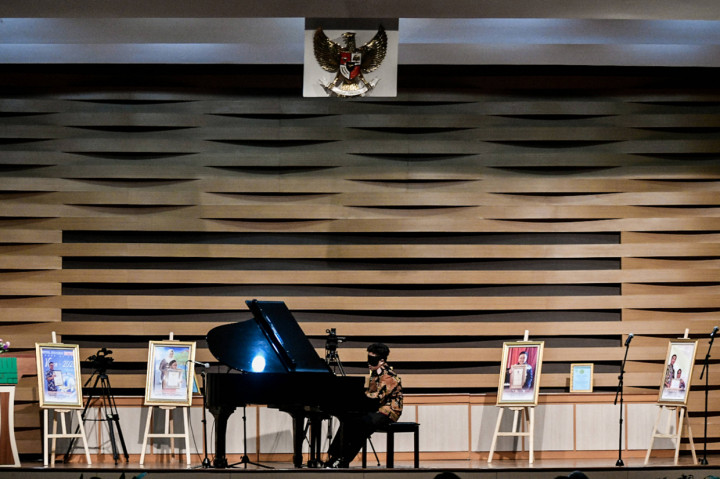 Pria kelahiran Kendal, 2 Maret 2006 itu memecahkan rekor dunia perdananya pada 2018. Kala itu, Jefri memainkan 100 lagu selama tiga jam nonstop dengan mata tertutup di Berlin, Jerman.